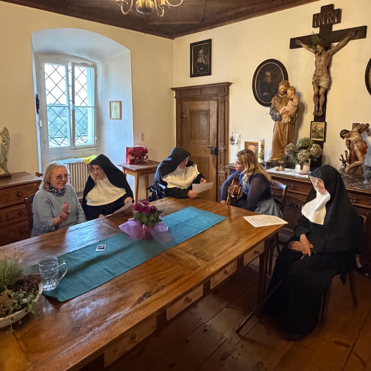 Gruppenfoto der Nonnen Goldenstein in der Stube